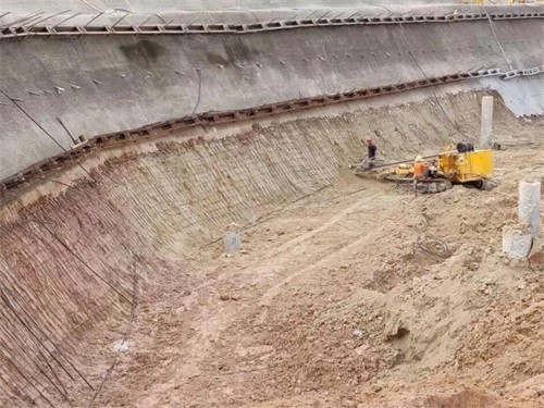 白云鄂博矿区基坑边坡加固